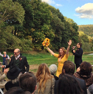 La boda se celebró en los bosques con Amber luciendo un traje amarillo mostaza