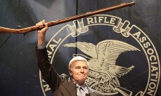 Charlton Heston en la famosa convención de la NRA