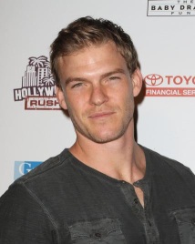 Alan Ritchson es más conocido por sus roles en series televisivas como "Smallville"