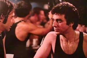 "Cruising" con Al Pacino tuvo su dosis de polémica puesto que trataba sobre un asesino que mataba "gays.". Pacino hace de un policía encubierto que busca al asesino en los bares homosexuales en Nueva York