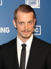Similar a como fue en la la original con Peter Weller. Joel Kinnaman quien no es una megaestrella, encarnará a Murphy, el asesinado oficial que es resucitado como un cyborg