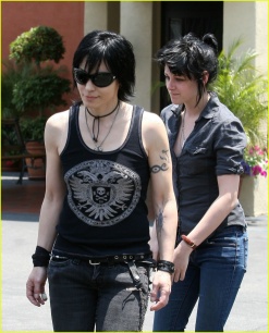 Joan Jett y Kristen Stewart. La roquera le enseño a la actriz como hacer de ella para "The Runaways"