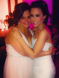 Lacey y su hermana en la boda