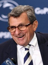 Paterno quedó "embarrado" por los descubrimientos de abusos sexuales cometidos por su asistente Jerry Sandusky y de los cuales se cree que Paterno sabía y no dijo nada. Su récord ganador fue borrado de la historia.
