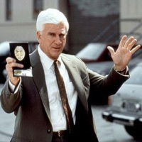 Leslie Nielsen en "The Naked Gun", una de las comedias más populares en los ochentas y parte de los noventas