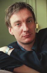 David Thewlis, quien estuvo en "Harry Potter y el Prisionero de Azkaban" hace del Dr Blake