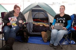 Fanáticas de la saga "Twilight" acamparon por varios días para ser las primeras en ver la última producción de la franquicia