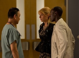 Wang Xueqi (a la izquierda) interpreta al cirujano que le hace una operación a Tony Stark