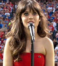 Zooey Deschanel durante su interpretación del himno nacional